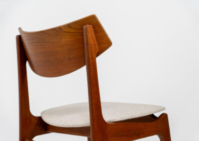 Set of 4 dining chairs by Erik Buch for Funder-Schmidt & Madsen (Denmark, 1950s). Durable Danish quality and a beautiful design, made out of teak. They have nice organic lines and the typical floating seats. The chairs are fully restored and newly upholstered in a beige fabric. Ready for another lifetime.