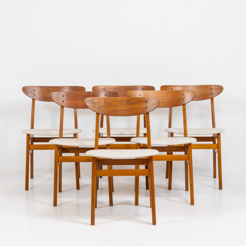 Set of 6 ‘Model 210’ dining chairs by Thomas harlev for Farstrup (Denmark, 1960s). Undestroyable, very elegant and contemporary. Made out of teak and beech, newly upholstered in a high quality beige hemp & cotton fabric. In splendid condition!
