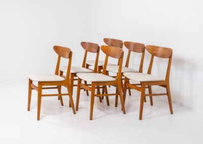 Set of 6 ‘Model 210’ dining chairs by Thomas harlev for Farstrup (Denmark, 1960s). Undestroyable, very elegant and contemporary. Made out of teak and beech, newly upholstered in a high quality beige hemp & cotton fabric. In splendid condition!