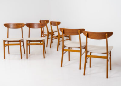 Set of 6 ‘Model 210’ dining chairs by Thomas harlev for Farstrup (Denmark, 1960s). Undestroyable, very elegant and contemporary. Made out of teak and beech, newly upholstered in a high quality beige hemp & cotton fabric. In splendid condition!