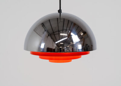 Stunning “Milieu” pendant light by Jo Hammerborg for Fog & Mørup (Denmark, 1960s). The condition of this piece is just amazing! It’s made out of a chrome lamp shade and deep orange metal light diffusers. Beautiful lighting, beautiful design and splendid original condition.