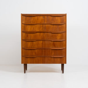Beautiful chest of drawers in teak (Denmark, 1960s). It contains six drawers with beautiful sculpted handles. The teak has a very nice and warm woodgrain. In splendid condition!