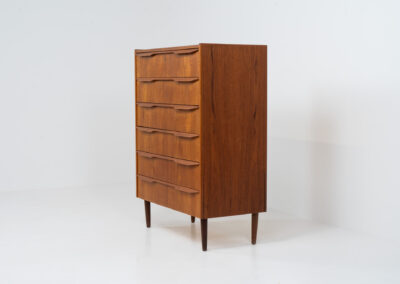 Beautiful chest of drawers in teak (Denmark, 1960s). It contains six drawers with beautiful sculpted handles. The teak has a very nice and warm woodgrain. In splendid condition!