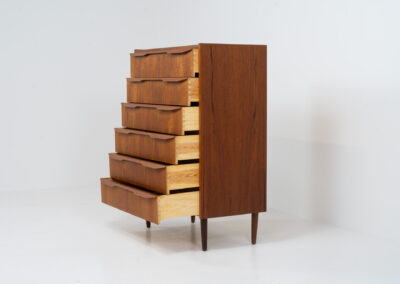 Beautiful chest of drawers in teak (Denmark, 1960s). It contains six drawers with beautiful sculpted handles. The teak has a very nice and warm woodgrain. In splendid condition!