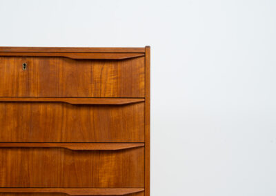 Beautiful chest of drawers in teak (Denmark, 1960s). It contains six drawers with beautiful sculpted handles. The teak has a very nice and warm woodgrain. In splendid condition!