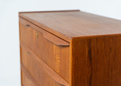 Beautiful chest of drawers in teak (Denmark, 1960s). It contains six drawers with beautiful sculpted handles. The teak has a very nice and warm woodgrain. In splendid condition!