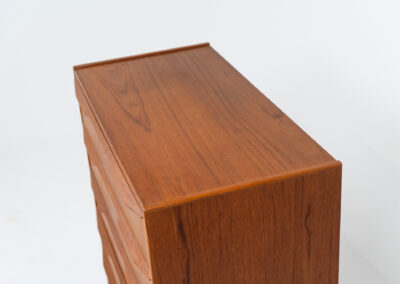 Beautiful chest of drawers in teak (Denmark, 1960s). It contains six drawers with beautiful sculpted handles. The teak has a very nice and warm woodgrain. In splendid condition!