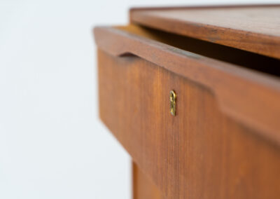 Beautiful chest of drawers in teak (Denmark, 1960s). It contains six drawers with beautiful sculpted handles. The teak has a very nice and warm woodgrain. In splendid condition!