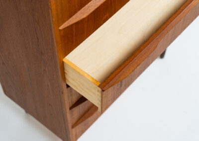 Beautiful chest of drawers in teak (Denmark, 1960s). It contains six drawers with beautiful sculpted handles. The teak has a very nice and warm woodgrain. In splendid condition!