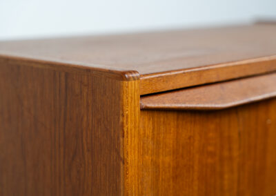 Beautiful chest of drawers in teak (Denmark, 1960s). It contains six drawers with beautiful sculpted handles. The teak has a very nice and warm woodgrain. In splendid condition!