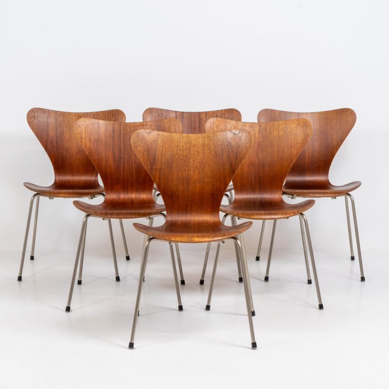 Set of 6 first edition “Series 7” chairs in teak by Arne Jacobsen for Fritz Hansen (Denmark, 1950s). A wonderful design classic with lots of history. These in particular are the first editions made in the 50s, a true collectors item. They have quite a few using traces, patina and repair marks on them, but overall in good condition! The distance rubbers and plastic feet are renewed.