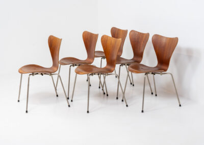 Set of 6 first edition “Series 7” chairs in teak by Arne Jacobsen for Fritz Hansen (Denmark, 1950s). A wonderful design classic with lots of history. These in particular are the first editions made in the 50s, a true collectors item. They have quite a few using traces, patina and repair marks on them, but overall in good condition! The distance rubbers and plastic feet are renewed.