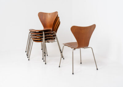 Set of 6 first edition “Series 7” chairs in teak by Arne Jacobsen for Fritz Hansen (Denmark, 1950s). A wonderful design classic with lots of history. These in particular are the first editions made in the 50s, a true collectors item. They have quite a few using traces, patina and repair marks on them, but overall in good condition! The distance rubbers and plastic feet are renewed.