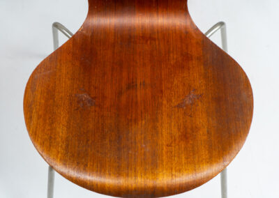 Set of 6 first edition “Series 7” chairs in teak by Arne Jacobsen for Fritz Hansen (Denmark, 1950s). A wonderful design classic with lots of history. These in particular are the first editions made in the 50s, a true collectors item. They have quite a few using traces, patina and repair marks on them, but overall in good condition! The distance rubbers and plastic feet are renewed.