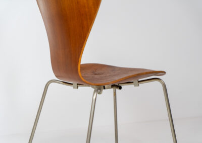 Set of 6 first edition “Series 7” chairs in teak by Arne Jacobsen for Fritz Hansen (Denmark, 1950s). A wonderful design classic with lots of history. These in particular are the first editions made in the 50s, a true collectors item. They have quite a few using traces, patina and repair marks on them, but overall in good condition! The distance rubbers and plastic feet are renewed.