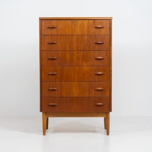 Bow front chest of drawers by Johannes Sorth for Nexø Møbelfabrik (Denmark, 1960s). A very convenient piece with 7 drawers and nice organic sculpted handles. It’s finished in a teak veneer with a nice woodgrain and stands on a solid oak frame. In very good condition with a few sings of use and age.