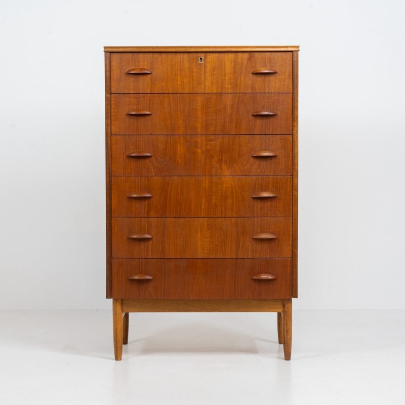 Bow front chest of drawers by Johannes Sorth for Nexø Møbelfabrik (Denmark, 1960s). A very convenient piece with 7 drawers and nice organic sculpted handles. It’s finished in a teak veneer with a nice woodgrain and stands on a solid oak frame. In very good condition with a few sings of use and age.