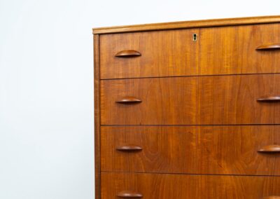 Bow front chest of drawers by Johannes Sorth for Nexø Møbelfabrik (Denmark, 1960s). A very convenient piece with 7 drawers and nice organic sculpted handles. It’s finished in a teak veneer with a nice woodgrain and stands on a solid oak frame. In very good condition with a few sings of use and age.