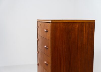 Bow front chest of drawers by Johannes Sorth for Nexø Møbelfabrik (Denmark, 1960s). A very convenient piece with 7 drawers and nice organic sculpted handles. It’s finished in a teak veneer with a nice woodgrain and stands on a solid oak frame. In very good condition with a few sings of use and age.