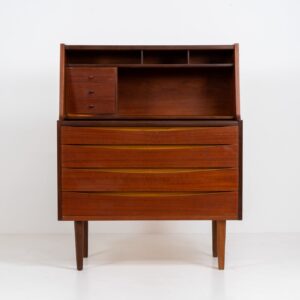 Teak secretary in the manner of Arne Vodder (Denmark, 1960s). A highly versatile piece featuring beautiful handles, a pull-out leaf and lots of storage space. A small and convenient piece that finds its way in any setting. In very good condition!