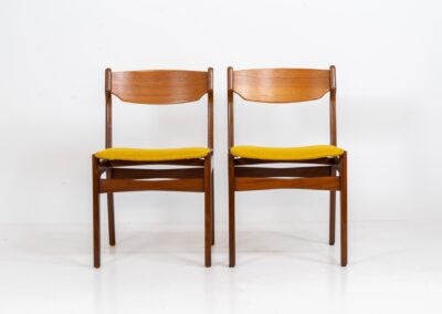 Pair of dining chairs by Farsø (Denmark, 1960s). They feature organic shaped solid teak frames and a nicely curved teak veneer backrest with an amazing woodgrain. They are upholstered in a funky yellow fabric. In very good condition.