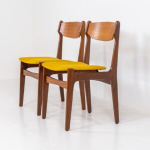 Pair of dining chairs by Farsø (Denmark, 1960s). They feature organic shaped solid teak frames and a nicely curved teak veneer backrest with an amazing woodgrain. They are upholstered in a funky yellow fabric. In very good condition.
