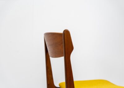 Pair of dining chairs by Farsø (Denmark, 1960s). They feature organic shaped solid teak frames and a nicely curved teak veneer backrest with an amazing woodgrain. They are upholstered in a funky yellow fabric. In very good condition.