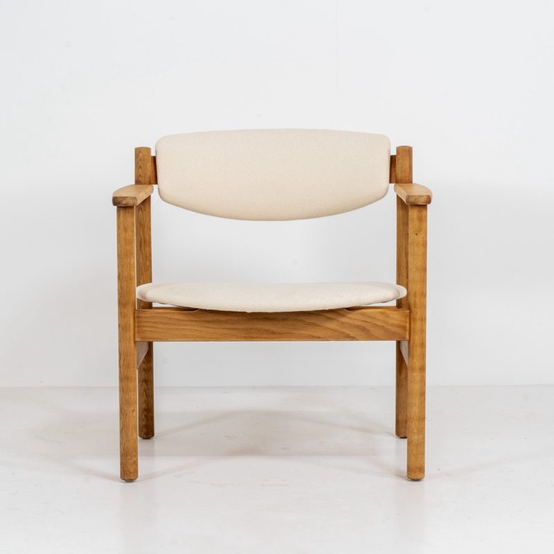Rare easy chair by Jørgen Bækmark for FDB Møbler (Denmark, 1960s). What a piece.. it’s made out of solid oak and the cushions are newly upholstered in canvas. It’s labeled, engraved and even has the original receipt from 1964 stapled on the underside of the seat. In very good condition!