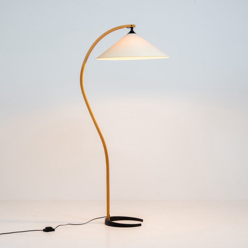 Stunning Caprani floor lamp by Mads Caprani (Denmark, 1970s). It features a nicely curved beech wood stand and a cast iron base, engraved with ‘Caprani Light’. A very elegant and hard to find piece! This one has an unusual shade compared with most models, with the Caprani logo inside. In very good condition.