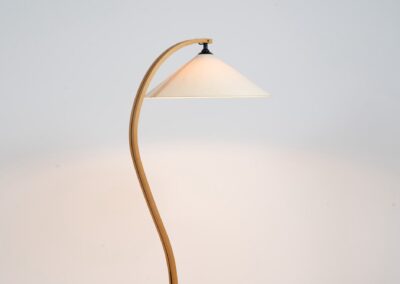 Stunning Caprani floor lamp by Mads Caprani (Denmark, 1970s). It features a nicely curved beech wood stand and a cast iron base, engraved with ‘Caprani Light’. A very elegant and hard to find piece! This one has an unusual shade compared with most models, with the Caprani logo inside. In very good condition.