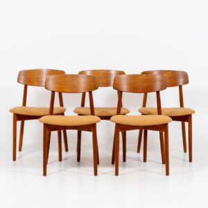 Remarkable set of 5 teak dining chairs by Harry Østergaard for Randers Møbelfabrik (Denmark, 1950s). Excellent craftsmanship! Featuring a beautifully curved backrest and a bentwood curved x-shaped base. They are fully restored and newly upholstered in an earthy orange/brown bouclé fabric. Ready for another lifetime!