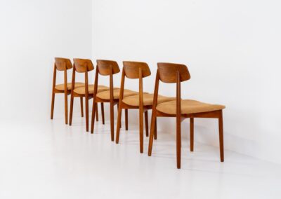 Remarkable set of 5 teak dining chairs by Harry Østergaard for Randers Møbelfabrik (Denmark, 1950s). Excellent craftsmanship! Featuring a beautifully curved backrest and a bentwood curved x-shaped base. They are fully restored and newly upholstered in an earthy orange/brown bouclé fabric. Ready for another lifetime!