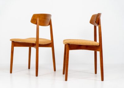 Remarkable set of 5 teak dining chairs by Harry Østergaard for Randers Møbelfabrik (Denmark, 1950s). Excellent craftsmanship! Featuring a beautifully curved backrest and a bentwood curved x-shaped base. They are fully restored and newly upholstered in an earthy orange/brown bouclé fabric. Ready for another lifetime!
