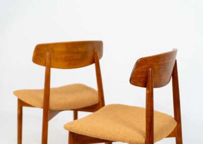 Remarkable set of 5 teak dining chairs by Harry Østergaard for Randers Møbelfabrik (Denmark, 1950s). Excellent craftsmanship! Featuring a beautifully curved backrest and a bentwood curved x-shaped base. They are fully restored and newly upholstered in an earthy orange/brown bouclé fabric. Ready for another lifetime!