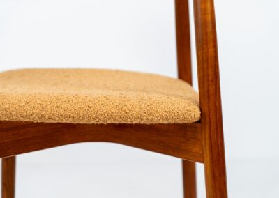 Remarkable set of 5 teak dining chairs by Harry Østergaard for Randers Møbelfabrik (Denmark, 1950s). Excellent craftsmanship! Featuring a beautifully curved backrest and a bentwood curved x-shaped base. They are fully restored and newly upholstered in an earthy orange/brown bouclé fabric. Ready for another lifetime!