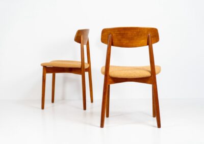 Remarkable set of 5 teak dining chairs by Harry Østergaard for Randers Møbelfabrik (Denmark, 1950s). Excellent craftsmanship! Featuring a beautifully curved backrest and a bentwood curved x-shaped base. They are fully restored and newly upholstered in an earthy orange/brown bouclé fabric. Ready for another lifetime!