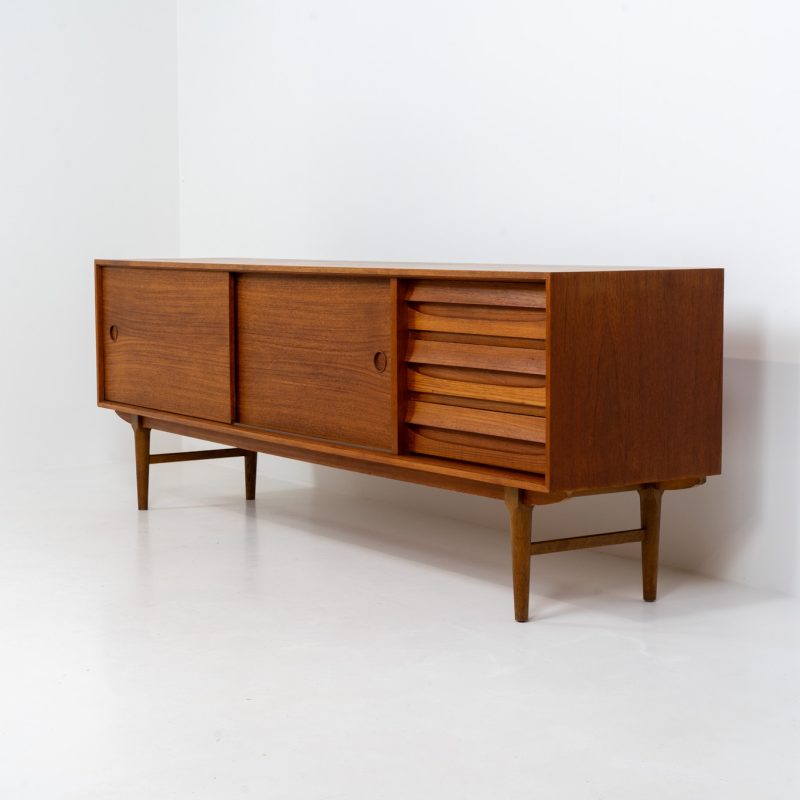 Exceptional sideboard from the Platon series by Lothar Wegner (Germany, 1960s). This is one of our favorite sideboards! The combination of the sleek lines and the organic drawers is just amazing. It has subtle round inset handles and a beautiful warm woodgrain. Featuring two big sliding doors, three drawers and lots of storage space. In very good condition!