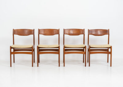 Set of 4 dining chairs by S. burchardt-Nielsen (Denmark, 1960s). They are organically shaped with amazing details. Both the frames and the backrest are solid wood. They have the original upholstery, which is in good condition!