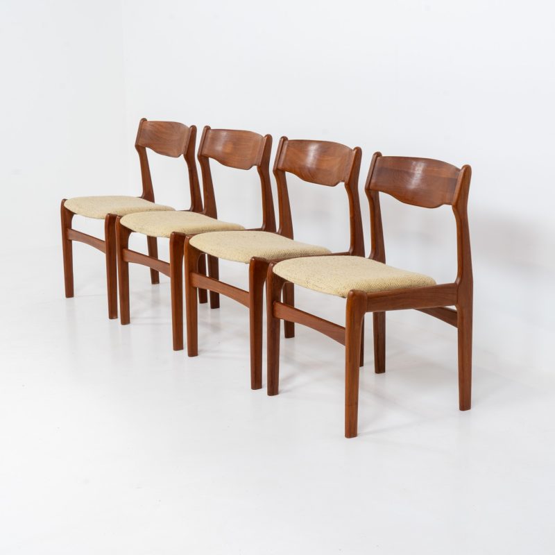 Set of 4 dining chairs by S. burchardt-Nielsen (Denmark, 1960s). They are organically shaped with amazing details. Both the frames and the backrest are solid wood. They have the original upholstery, which is in good condition!
