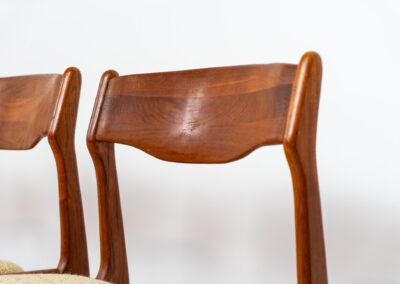 Set of 4 dining chairs by S. burchardt-Nielsen (Denmark, 1960s). They are organically shaped with amazing details. Both the frames and the backrest are solid wood. They have the original upholstery, which is in good condition!