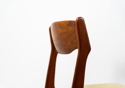 Set of 4 dining chairs by S. burchardt-Nielsen (Denmark, 1960s). They are organically shaped with amazing details. Both the frames and the backrest are solid wood. They have the original upholstery, which is in good condition!