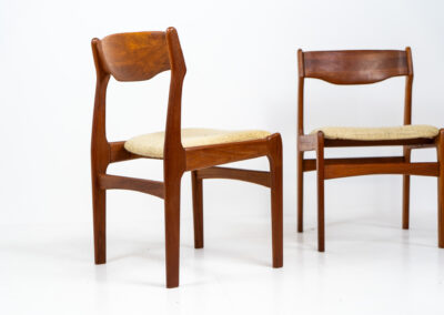 Set of 4 dining chairs by S. burchardt-Nielsen (Denmark, 1960s). They are organically shaped with amazing details. Both the frames and the backrest are solid wood. They have the original upholstery, which is in good condition!