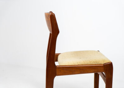 Set of 4 dining chairs by S. burchardt-Nielsen (Denmark, 1960s). They are organically shaped with amazing details. Both the frames and the backrest are solid wood. They have the original upholstery, which is in good condition!