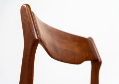 Set of 4 dining chairs by S. burchardt-Nielsen (Denmark, 1960s). They are organically shaped with amazing details. Both the frames and the backrest are solid wood. They have the original upholstery, which is in good condition!