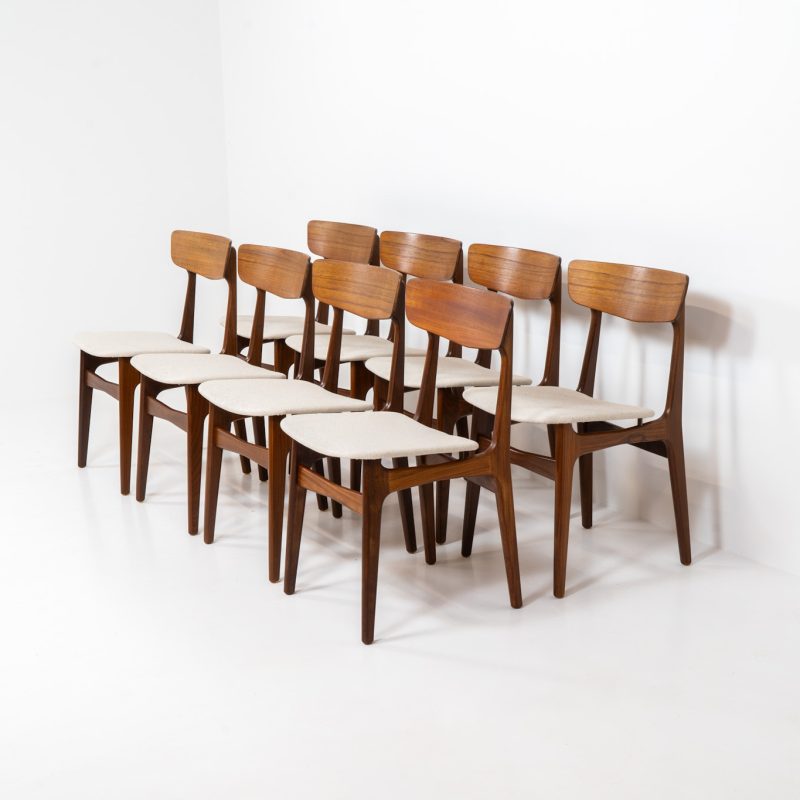 Set of 8 beautiful dining chairs by Schiønning & Elgaard (Denmark, 1960s). A wonderful chair built with great quality and amazing details. They feature nicely curved frames which are restored and floating seats newly upholstered in a high quality hemp & cotton fabric. In very good condition!