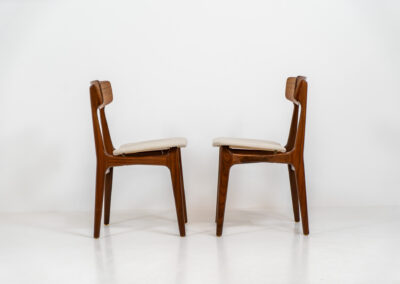 Set of 8 beautiful dining chairs by Schiønning & Elgaard (Denmark, 1960s). A wonderful chair built with great quality and amazing details. They feature nicely curved frames which are restored and floating seats newly upholstered in a high quality hemp & cotton fabric. In very good condition!