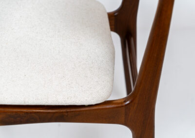 Set of 8 beautiful dining chairs by Schiønning & Elgaard (Denmark, 1960s). A wonderful chair built with great quality and amazing details. They feature nicely curved frames which are restored and floating seats newly upholstered in a high quality hemp & cotton fabric. In very good condition!