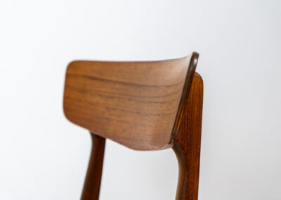 Set of 8 beautiful dining chairs by Schiønning & Elgaard (Denmark, 1960s). A wonderful chair built with great quality and amazing details. They feature nicely curved frames which are restored and floating seats newly upholstered in a high quality hemp & cotton fabric. In very good condition!