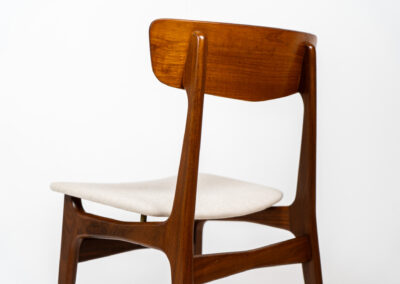 Set of 8 beautiful dining chairs by Schiønning & Elgaard (Denmark, 1960s). A wonderful chair built with great quality and amazing details. They feature nicely curved frames which are restored and floating seats newly upholstered in a high quality hemp & cotton fabric. In very good condition!