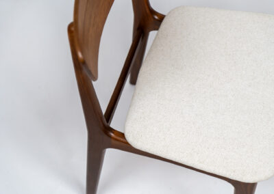 Set of 8 beautiful dining chairs by Schiønning & Elgaard (Denmark, 1960s). A wonderful chair built with great quality and amazing details. They feature nicely curved frames which are restored and floating seats newly upholstered in a high quality hemp & cotton fabric. In very good condition!